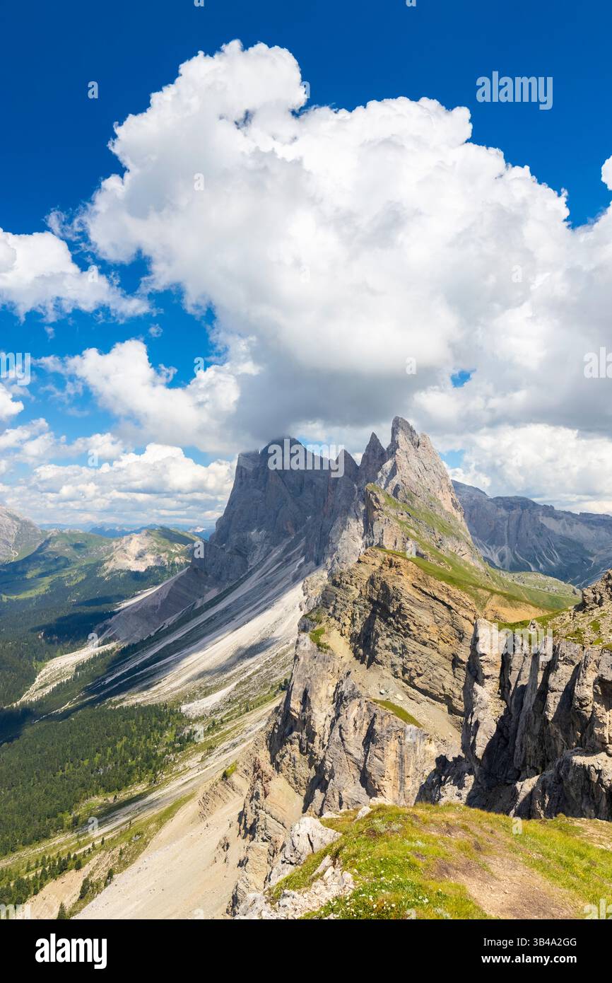 Vista delle Odle da Seceda in estate. Ortisei, provincia di Bolzano, Trentino alto Adige, Italia. Foto Stock