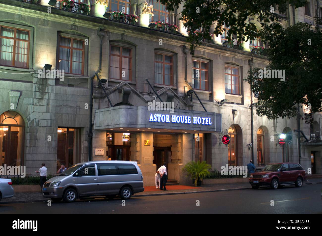 25 luglio 2014 - Shanghai, Cina - Shanghai Astor House, di notte. L'Astor House Hotel vanta molti primati. È stato il primo hotel gestito da una catena occidentale in Cina e nell'Estremo Oriente, qui è stata accesa la prima luce elettrica in Cina, qui è stata aperta la prima borsa valori cinese, qui è stato installato il primo telefono cinese, e i film occidentali sono stati visti qui per la prima volta quando sono stati introdotti in Cina. Molte persone famose hanno soggiornato qui, tra cui il presidente degli Stati Uniti Grant nel 1879, il filosofo britannico Bertrand Russell nel 1920, lo scienziato Albert Einstein nel 1922, l'attore Charlie Chaplin nel 1931 e nel 1936, tra molti altri. BU Foto Stock