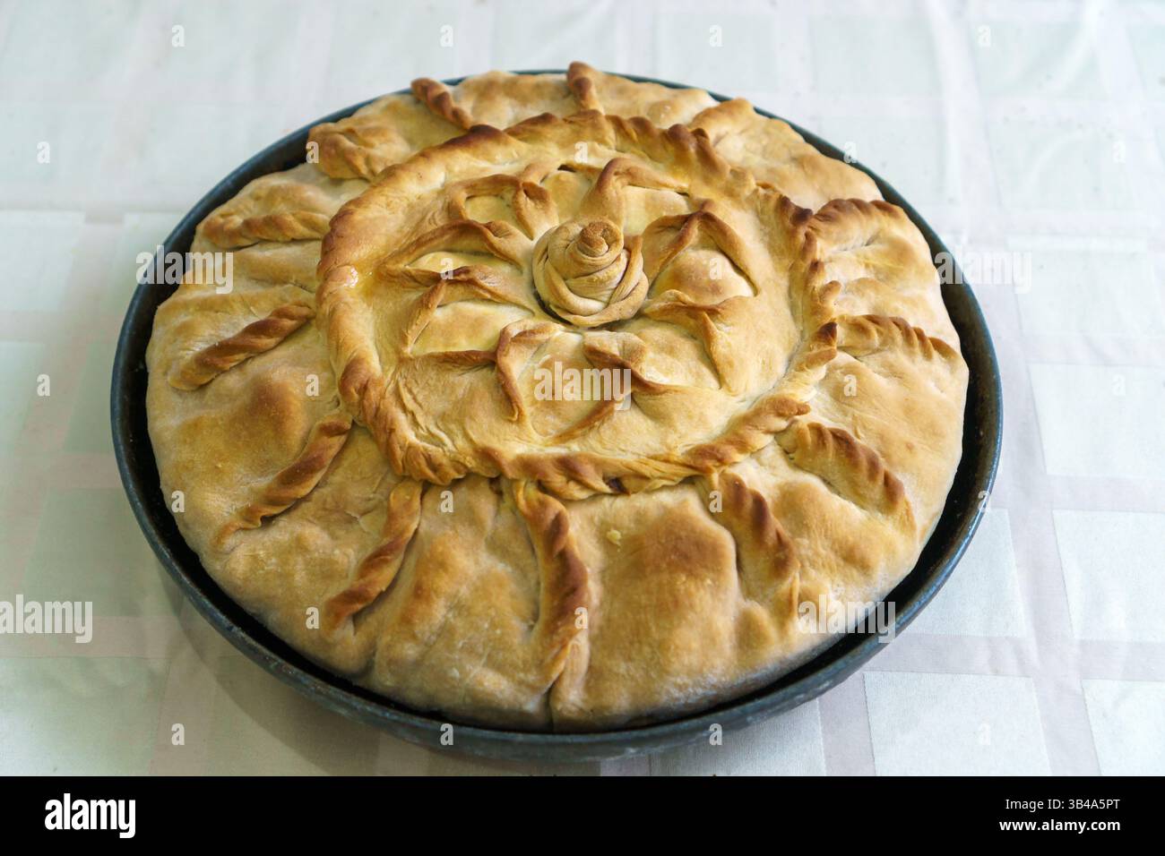 Torta tonda tartaro. Vista dall'alto. Eastern zur balesh è il nome del piatto. Foto Stock