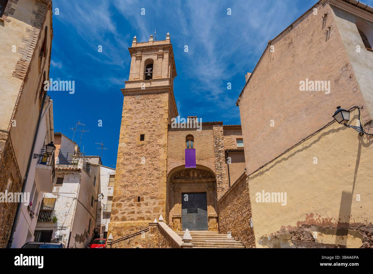 La luce del sole illumina la Chiesa di San Joaquin e Santa Ana a Segorbe, in Spagna, mettendo in risalto la sua architettura storica e le texture di pietra Foto Stock