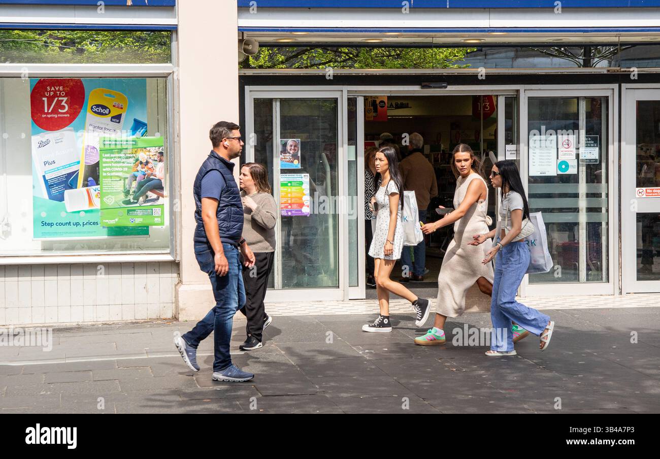 Dundee, Tayside, Scozia, Regno Unito. 30 aprile 2025. Meteo nel Regno Unito: Il giorno più caldo dell'anno, con temperature che raggiungono i 22 ℃, attira sia la gente del posto che i turisti nella città di Dundee per godersi il caldo sole primaverile. Crediti: Dundee Photographics/Alamy Live News Foto Stock