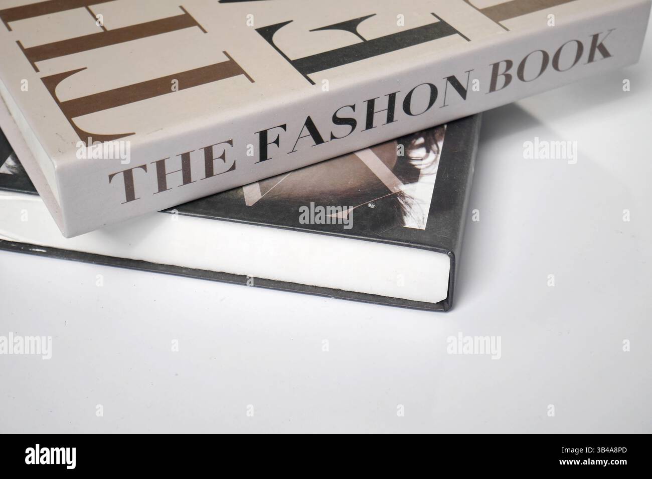 Una pila di libri di lettura sulla moda isolati sul bianco Foto Stock