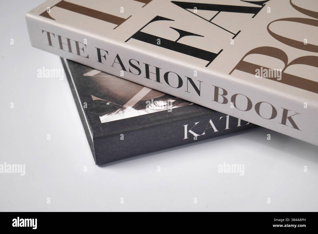 Una pila di libri di lettura sulla moda isolati sul bianco. Foto Stock