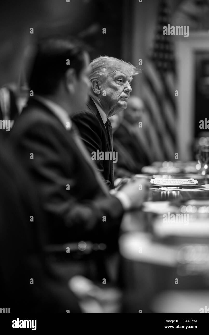 WASHINGTON DC, USA - 24 aprile 2025 - il primo ministro Jonas Gahr Store della Norvegia firma il libro degli ospiti nella Roosevelt Room, giovedì 24 aprile 2025, b Foto Stock