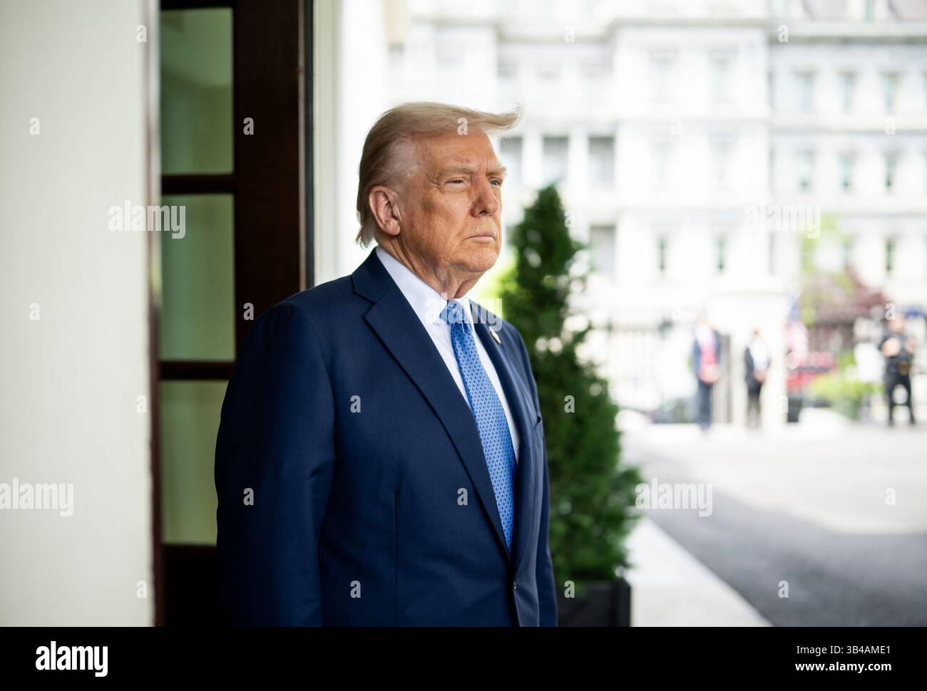 WASHINGTON DC, USA - 24 aprile 2025 - il primo ministro Jonas Gahr Store della Norvegia firma il libro degli ospiti nella Roosevelt Room, giovedì 24 aprile 2025, b Foto Stock