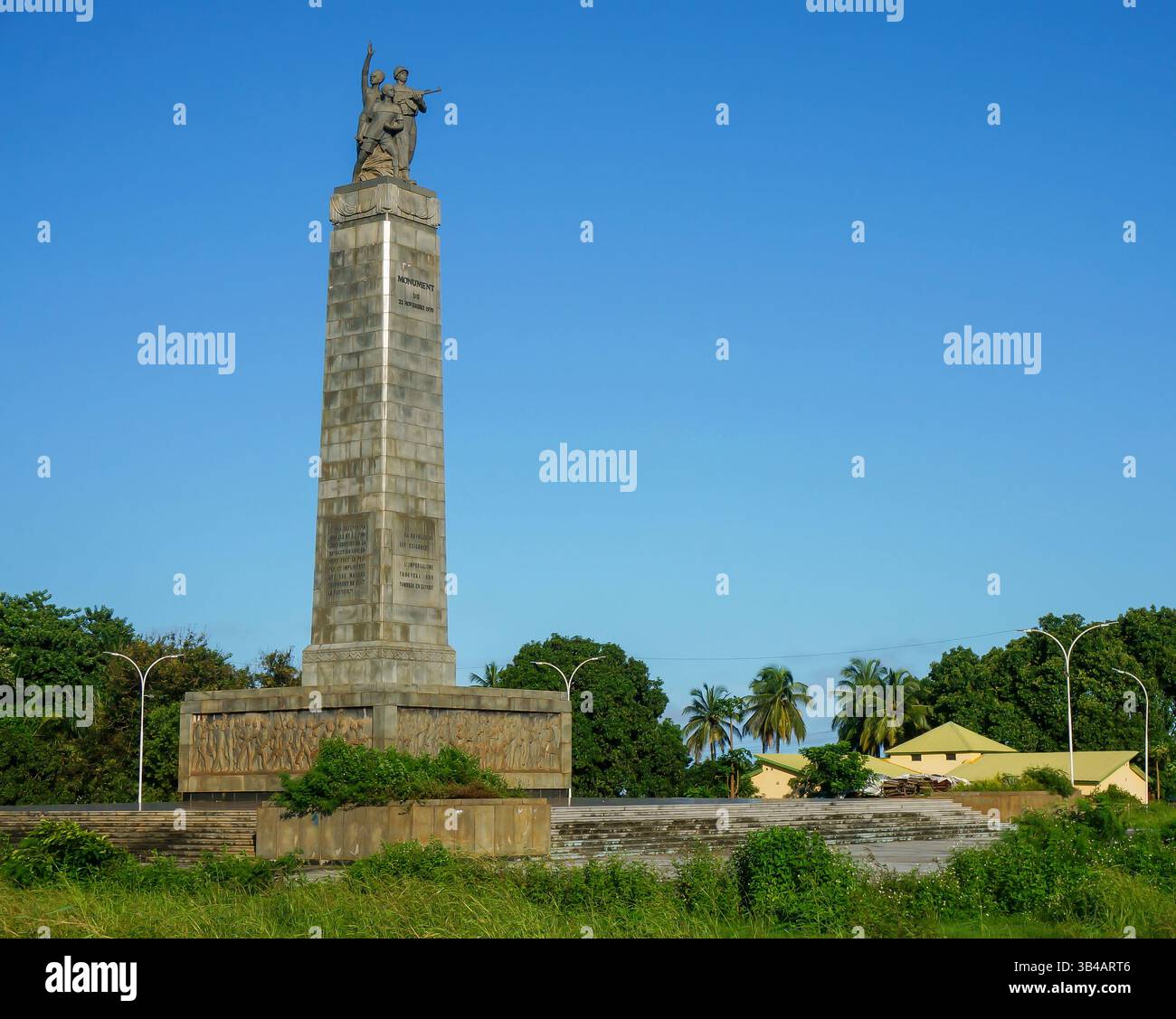 Monumento del 22 novembre 1970. Gruppo scultoreo in cima. Africa occidentale. Conakry, Guinea. Foto Stock