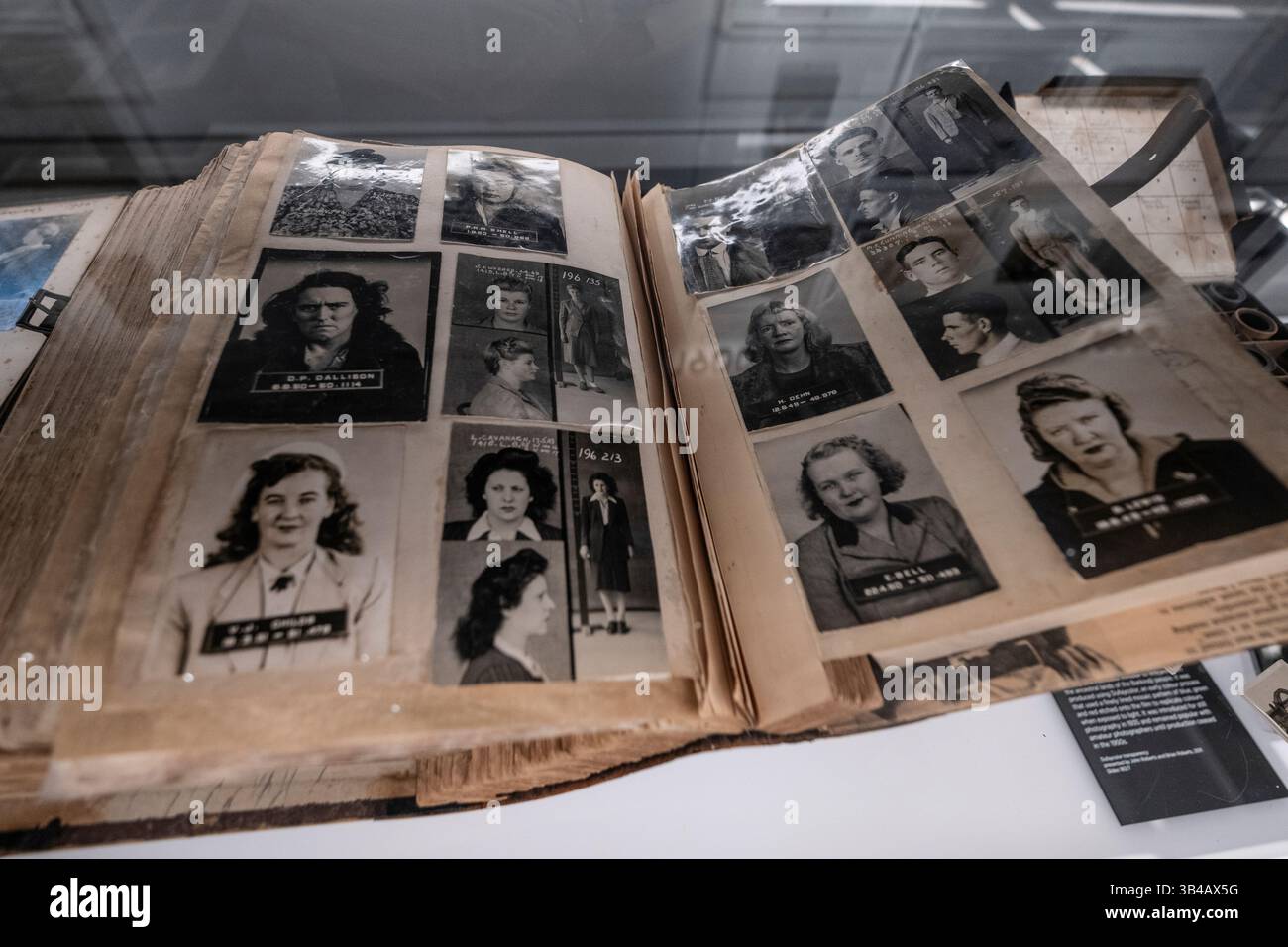 Pagine aperte di un libro d'archivio che mostra le foto di varie persone, New South Wales Public Library, nel Sydney Central Business District, New South Foto Stock