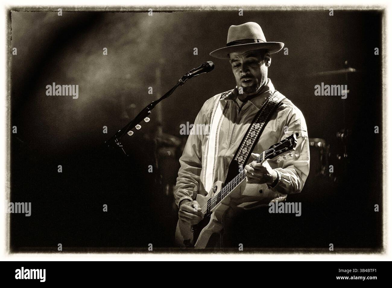 6 settembre 2015 - Bend, Oregon, Stati Uniti - Ben Harper & The Innocent Criminals suonano all'anfiteatro Les Schwab di Bend, Oregon (immagine di credito: © Mike Albright tramite ZUMA Wire) Foto Stock