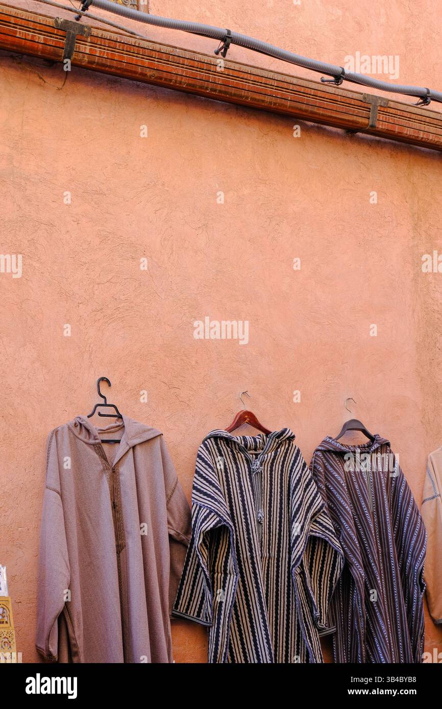 28 DEC Marrakesh, Marocco - prodotti tessili e di abbigliamento in mostra in una bancarella del mercato marocchino con favole colorate, materiali e scarpe tinte Foto Stock