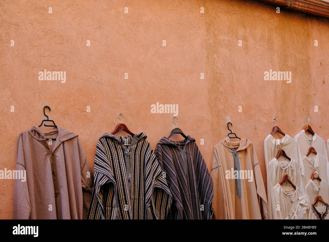 28 DEC Marrakesh, Marocco - prodotti tessili e di abbigliamento in mostra in una bancarella del mercato marocchino con favole colorate, materiali e scarpe tinte Foto Stock