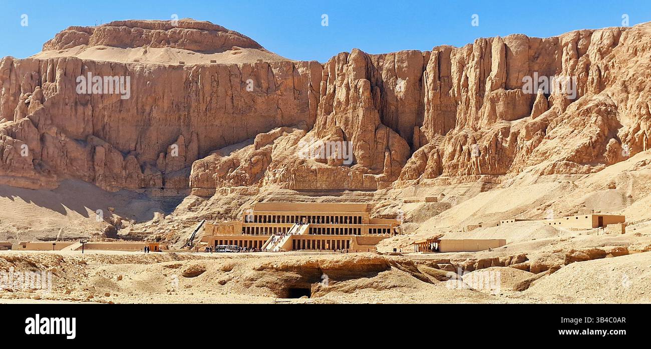 Tempio mortuario di Hatshepsut a Deir el-Bahari, annidato contro le scogliere del deserto tebano, vicino a Luxor, Egitto. Foto Stock