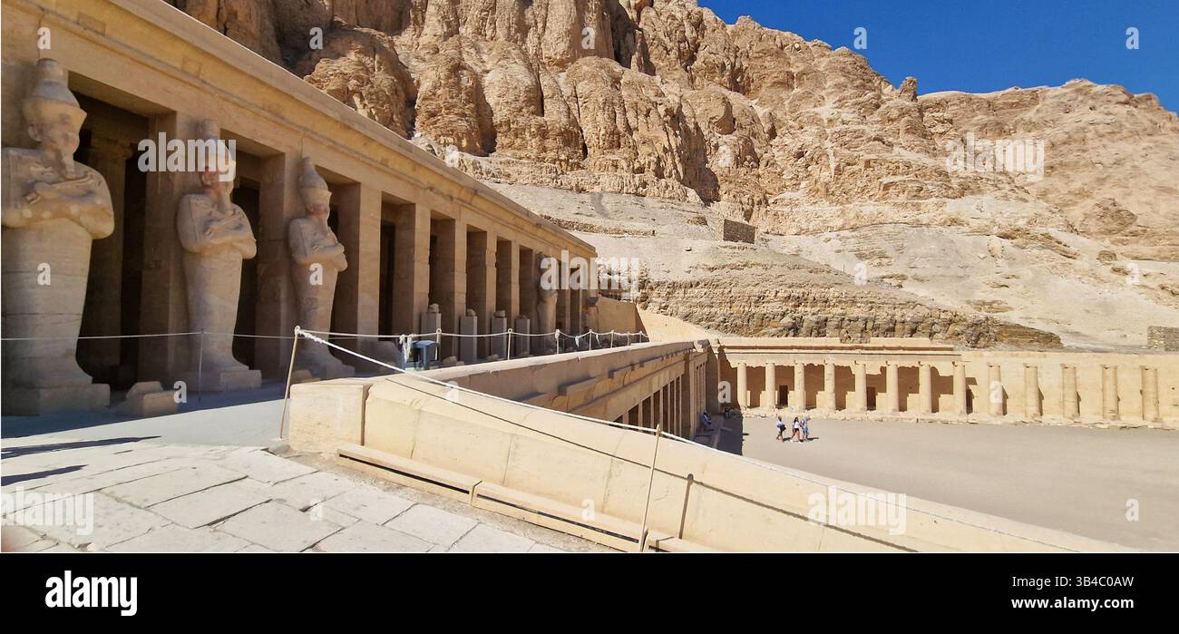 Tempio mortuario di Hatshepsut a Deir el-Bahari, annidato contro le scogliere del deserto tebano, vicino a Luxor, Egitto. Foto Stock