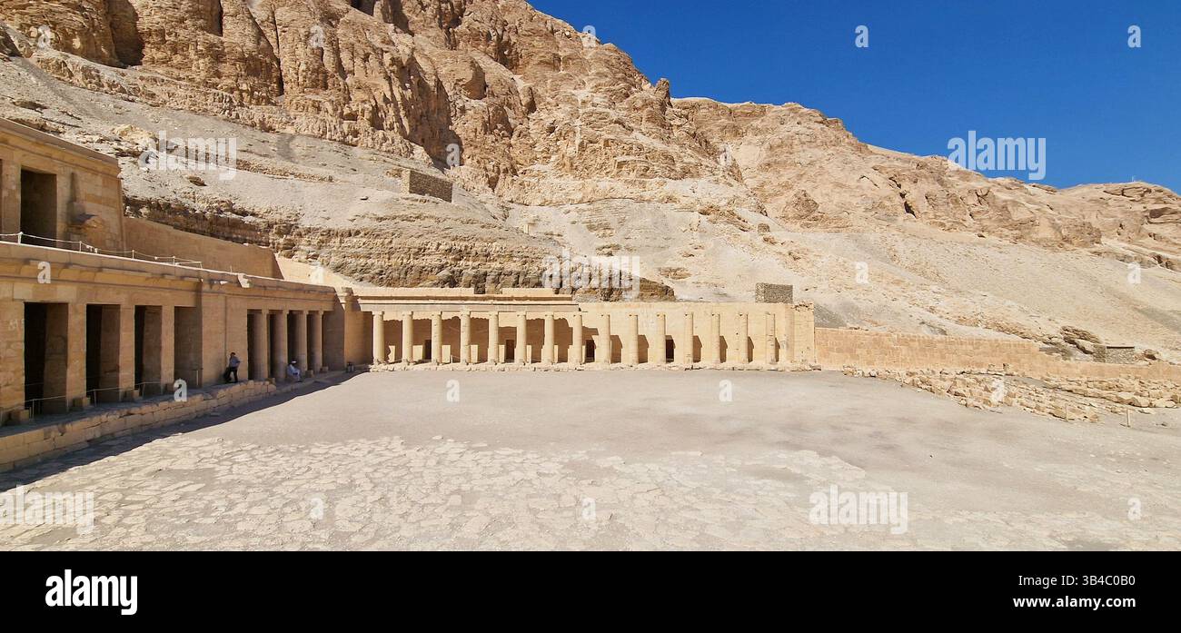 Tempio mortuario di Hatshepsut a Deir el-Bahari, annidato contro le scogliere del deserto tebano, vicino a Luxor, Egitto. Foto Stock