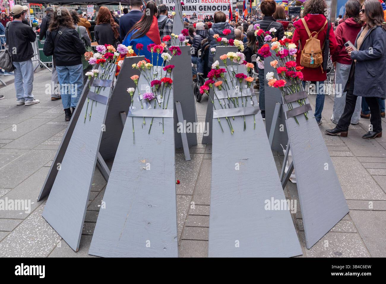 La gente si raduna a Times Square a New York il 27 aprile 2025 per commemorare l'anniversario del genocidio armeno da parte dell'Impero Ottomano. Foto Stock