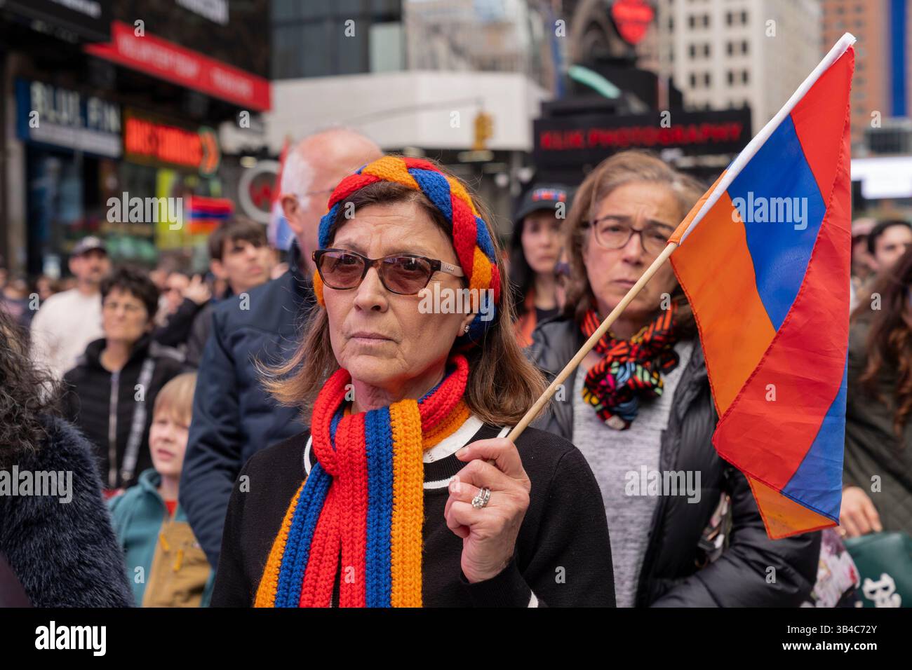 La gente si raduna a Times Square a New York il 27 aprile 2025 per commemorare l'anniversario del genocidio armeno da parte dell'Impero Ottomano. Foto Stock
