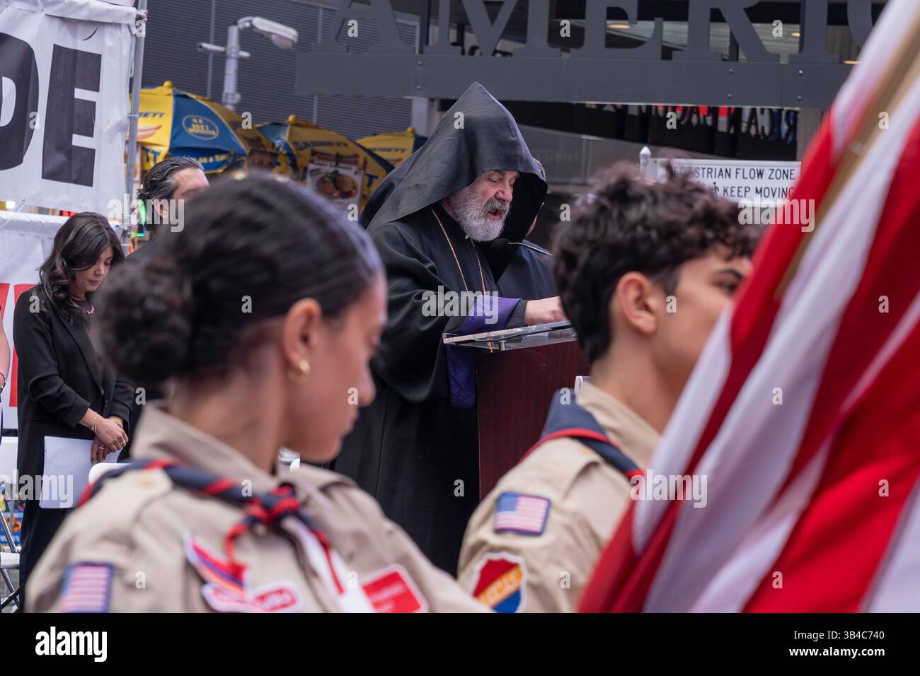 La gente si raduna a Times Square a New York il 27 aprile 2025 per commemorare l'anniversario del genocidio armeno da parte dell'Impero Ottomano. Foto Stock
