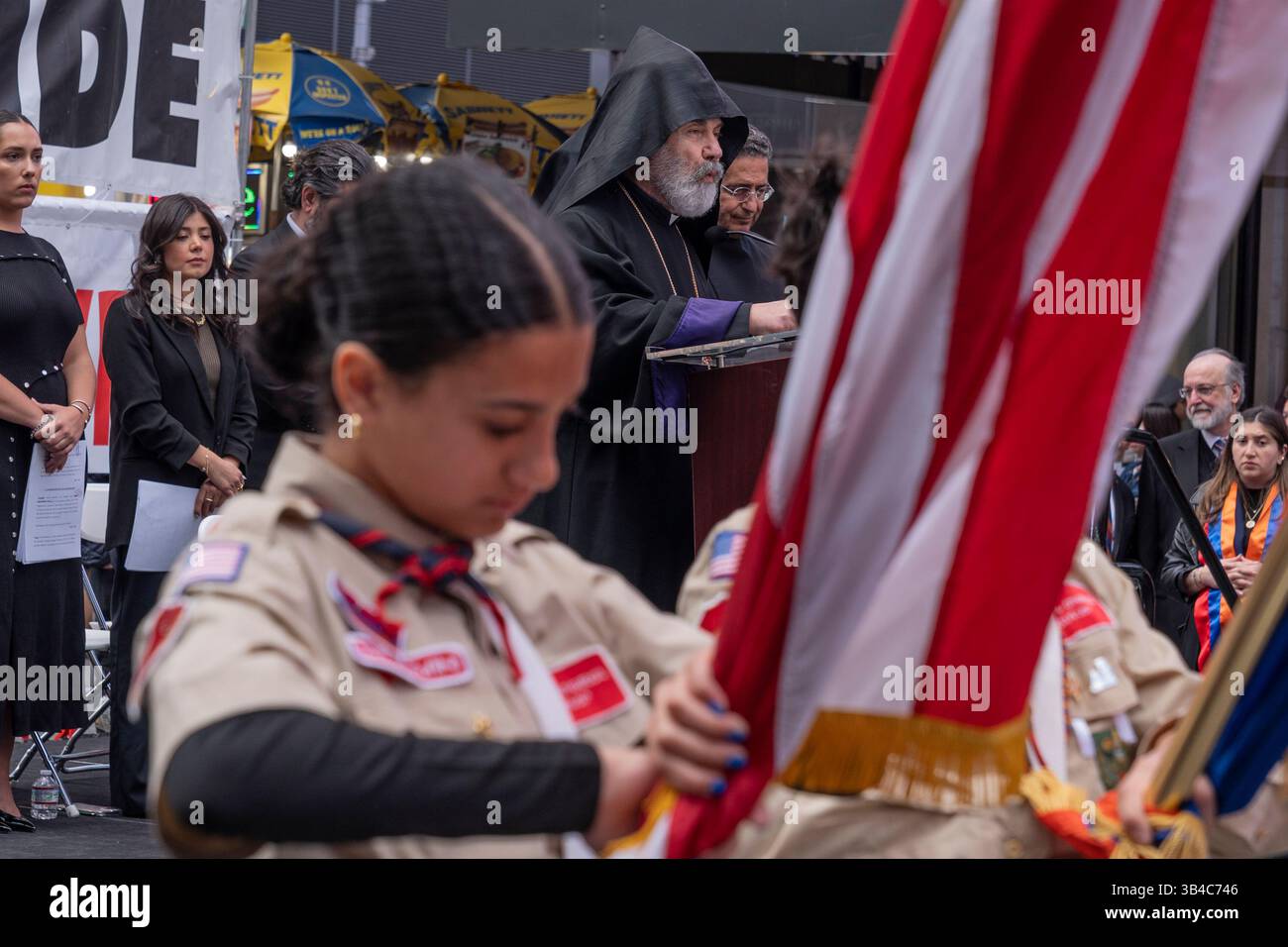 La gente si raduna a Times Square a New York il 27 aprile 2025 per commemorare l'anniversario del genocidio armeno da parte dell'Impero Ottomano. Foto Stock