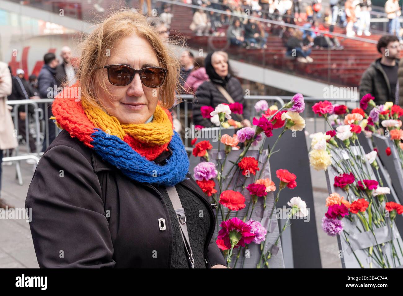 La gente si raduna a Times Square a New York il 27 aprile 2025 per commemorare l'anniversario del genocidio armeno da parte dell'Impero Ottomano. Foto Stock