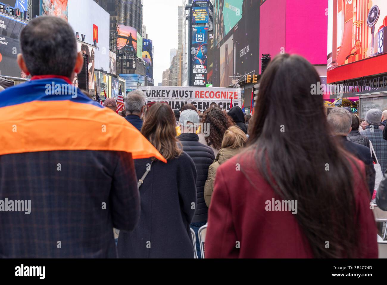 La gente si raduna a Times Square a New York il 27 aprile 2025 per commemorare l'anniversario del genocidio armeno da parte dell'Impero Ottomano. Foto Stock