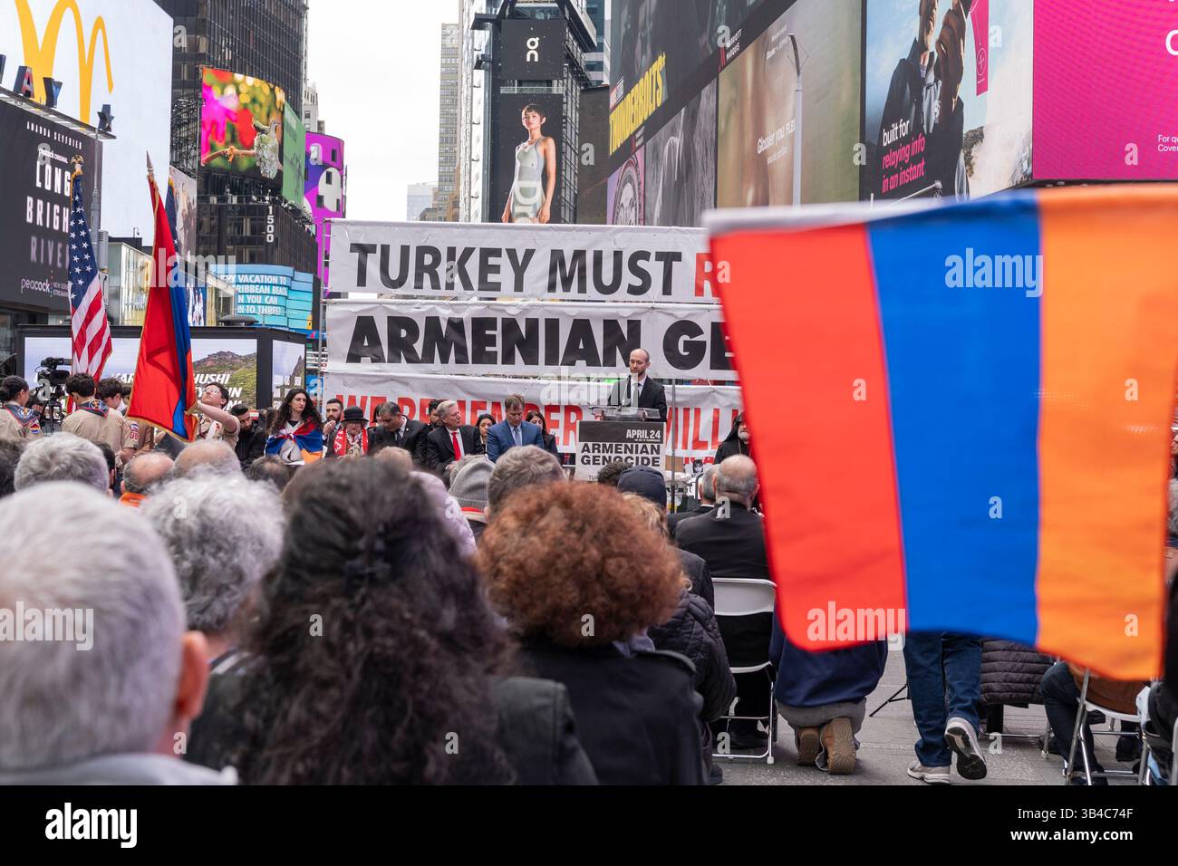 La gente si raduna a Times Square a New York il 27 aprile 2025 per commemorare l'anniversario del genocidio armeno da parte dell'Impero Ottomano. Foto Stock