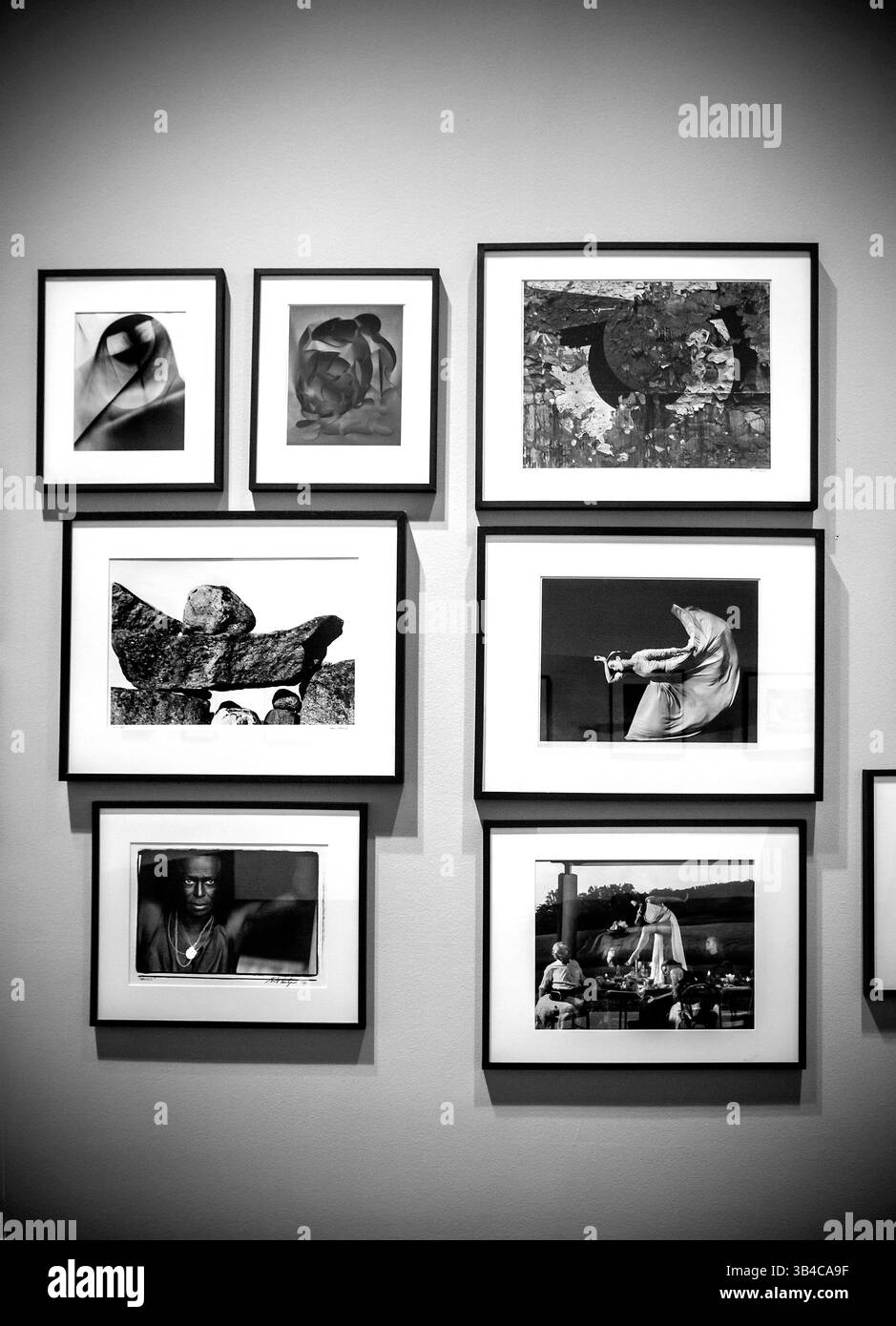 10 luglio 2015 - St. Petersburg, Florida, Stati Uniti - CHERIE DIEZ | Times .clockwise from top left, Untitled by Gyorgy Kepes, 1940; ''Cut Paper'' di Frederick Sommer, 1965; ''Chicago'' di Aaron Siskind, 1956; ''Martha Graham, Letter to the World (Kick)' di Barbara Morgan, 1940. ''Jessie Mann: Virginia'' di Len Prince, 2005 ''Miles Davis at Newport'' di Herb Snitzer, 1990. ''Martha's Vineyard 4'' di Aaron Siskind, 1950; alla mostra, ''50 Years of Photography at Museum of fine Arts'' giovedì, 7/9/2015 presso MFA, 255 Beach Drive ne, St Petersburg, FL. (Immagine di credito: © Cherie Diez/Tampa Bay Foto Stock