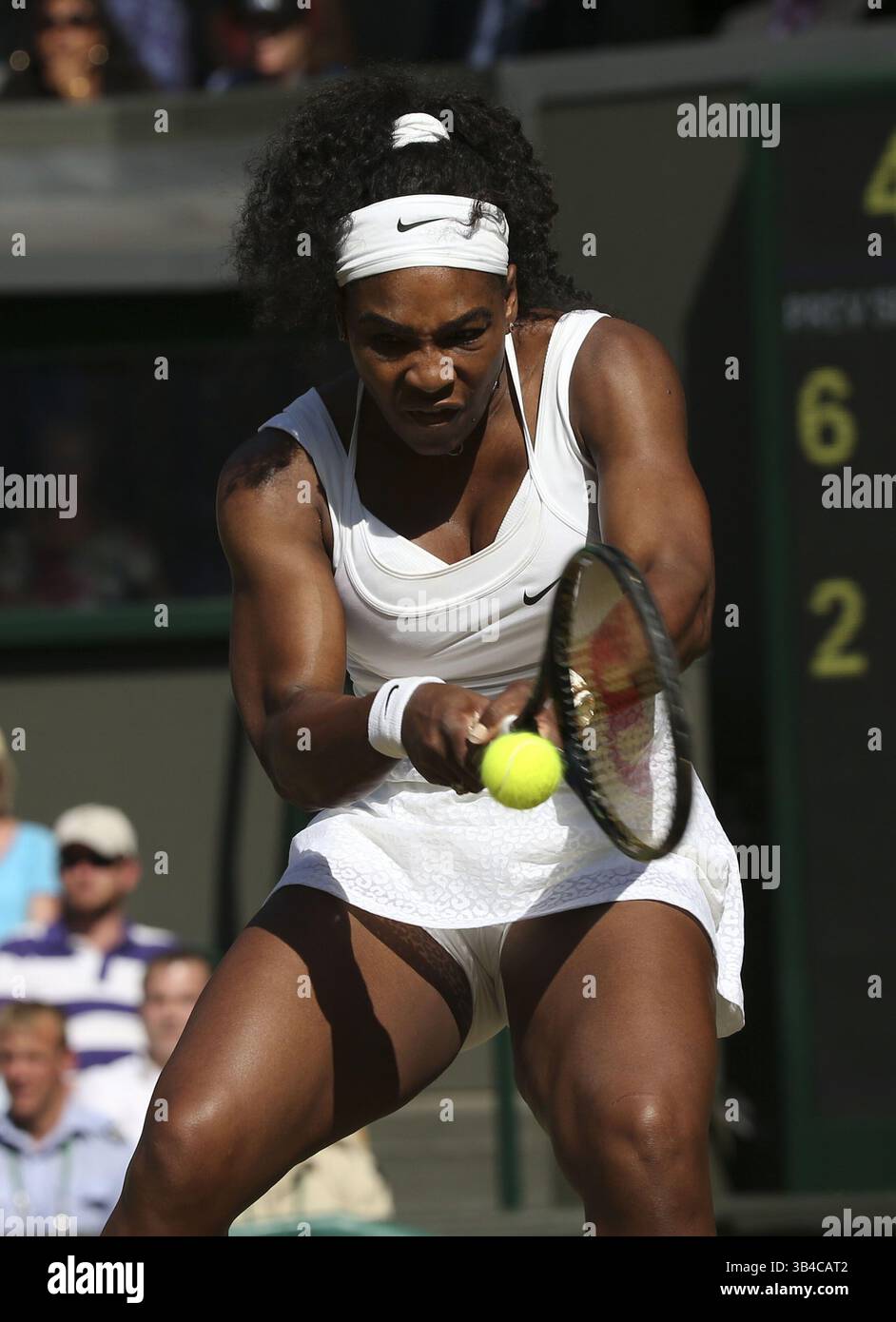 9 luglio 2015 - Londra, GRAN BRETAGNA - Serena Williams degli Stati Uniti fa ritorno alla Russia Maria Sharapova, durante la semifinale femminile all'All England Lawn Tennis Championships di Wimbledon, Londra, giovedì 9 luglio 2015. (Immagine di credito: © Prensa Internacional/ZUMA Wire) Foto Stock