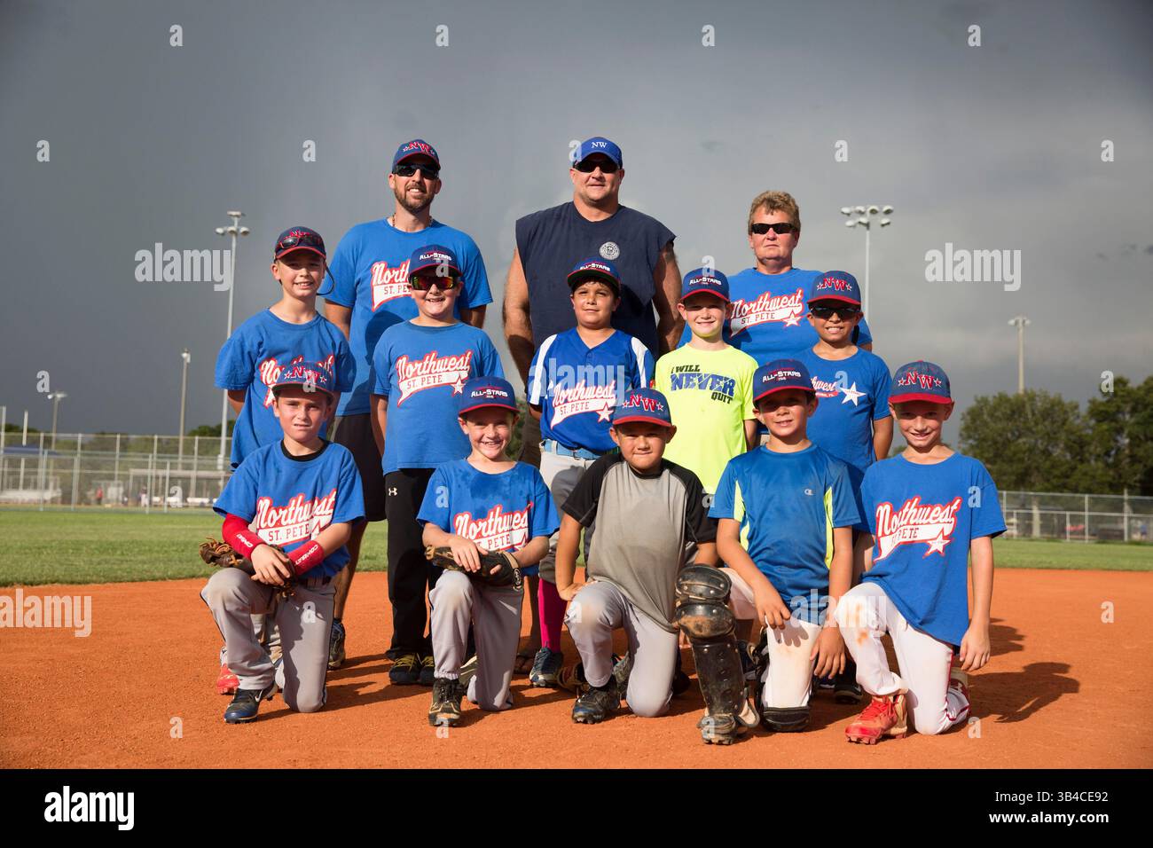 9 luglio 2015 - Florida, Stati Uniti - SOPHIA NAHLI ALLISON | TIMES..sue Tegarden ha allenato il baseball alla Northwest Youth League dal 1988. Questa sarà l'ultima stagione di allenamenti di Tegarden in campionato. E' amaro. E' il massimo che abbia mai fatto. E' buono. Vai in cima, ha commentato. La sua attuale squadra (nella foto) andrà al torneo regionale di Cal Ripken League in North Carolina la prossima settimana...Bottom L-R. William McGarrigle, Brady Gomes.Adler Elsworth, Walter Wolfe e Carter Land. Middle L-R.Turner Gross, Chris Martinez, Noah Rodriguez, Michael Marley e Somar Ramos. .Top L-R.Coac Foto Stock