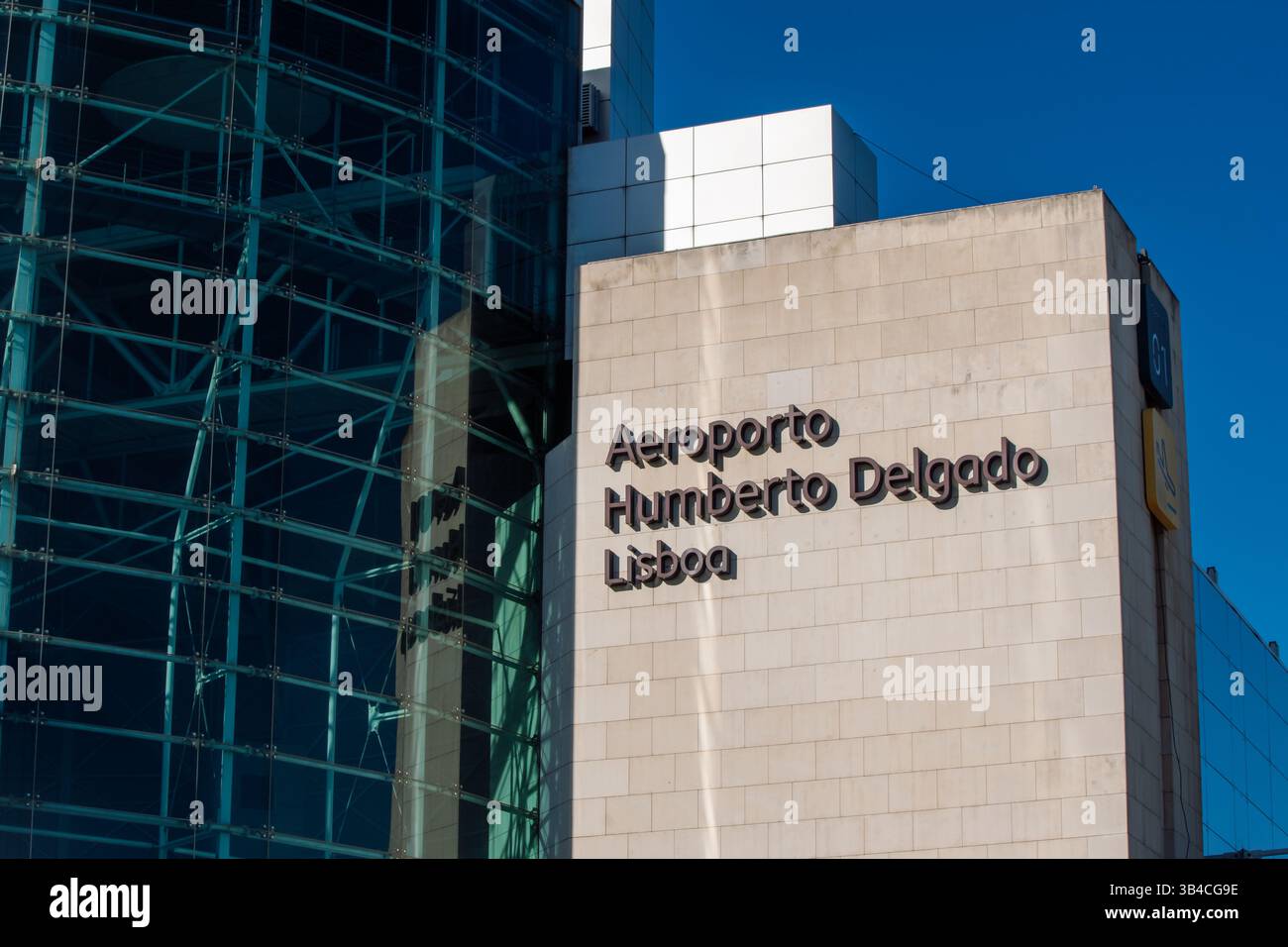 Lisbona, Portogallo - 4 dicembre 2024 facciata Humberto Delgado dell'aeroporto di Lisbona. Foto Stock