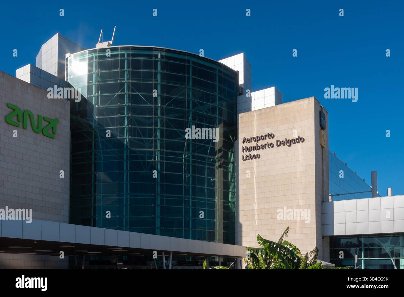 Aeroporto di Lisbona, Portogallo - 4 dicembre 2024, edificio dell'aeroporto Humberto Delgado vista esterna Foto Stock