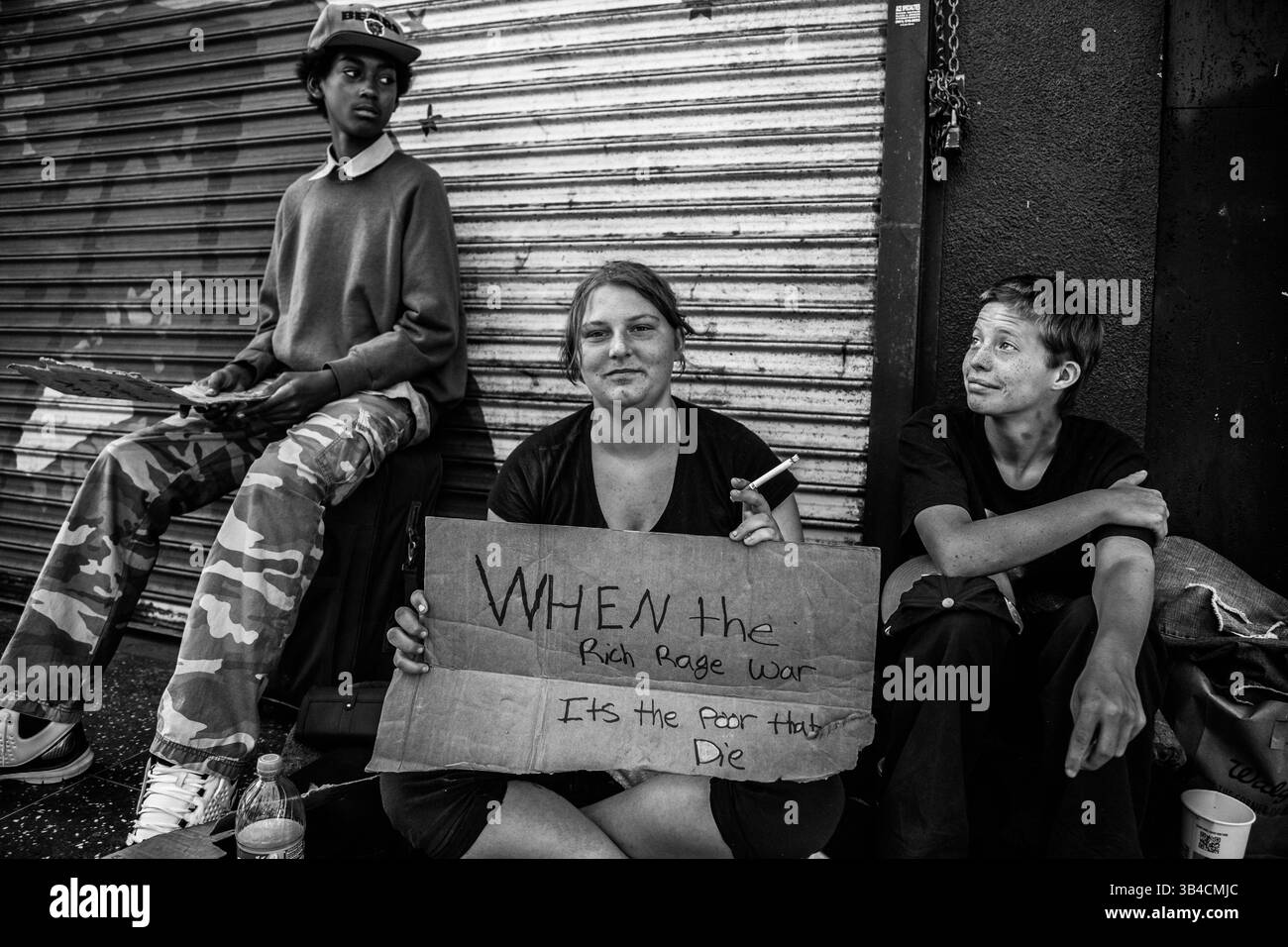 29 aprile 2014 - Los Angeles, California, Stati Uniti - il 75% della popolazione senzatetto di Hollywood ha meno di 21 anni. I giovani senzatetto spesso si uniscono per formare famiglie di strada che forniscono compagnia e maggiore sicurezza contro i pericoli sulle strade. Gli studi hanno scoperto che l'iniziazione a senzatetto è spesso accompagnata da sintomi di ansia, depressione e insonnia. Inoltre questi sono comuni effetti collaterali psicologici della fame e della paura. (Immagine di credito: © Joshua Thaisen/ZUMA Wire/ZUMAPRESS.com) Foto Stock