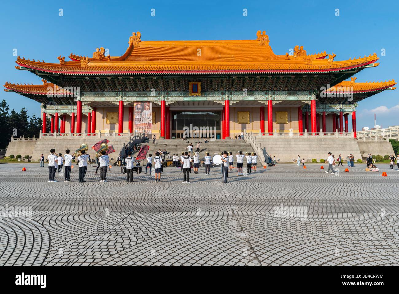 I giovani della scuola di fronte alla sala concerti Nazionale del complesso Memoriale di Chiang Kai-shek includono anche il Teatro Nazionale, Taipei, Taiwan. Foto Stock