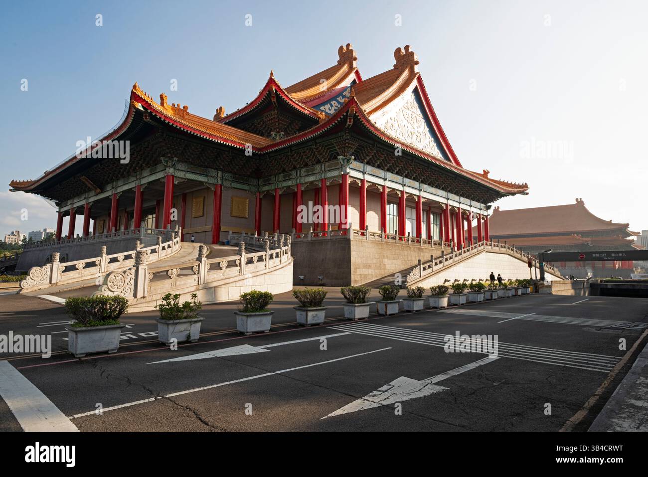 La sala da concerto nazionale al complesso della sala commemorativa di Chiang Kai-shek include anche il Teatro Nazionale. Taipei, Taiwan. Foto Stock