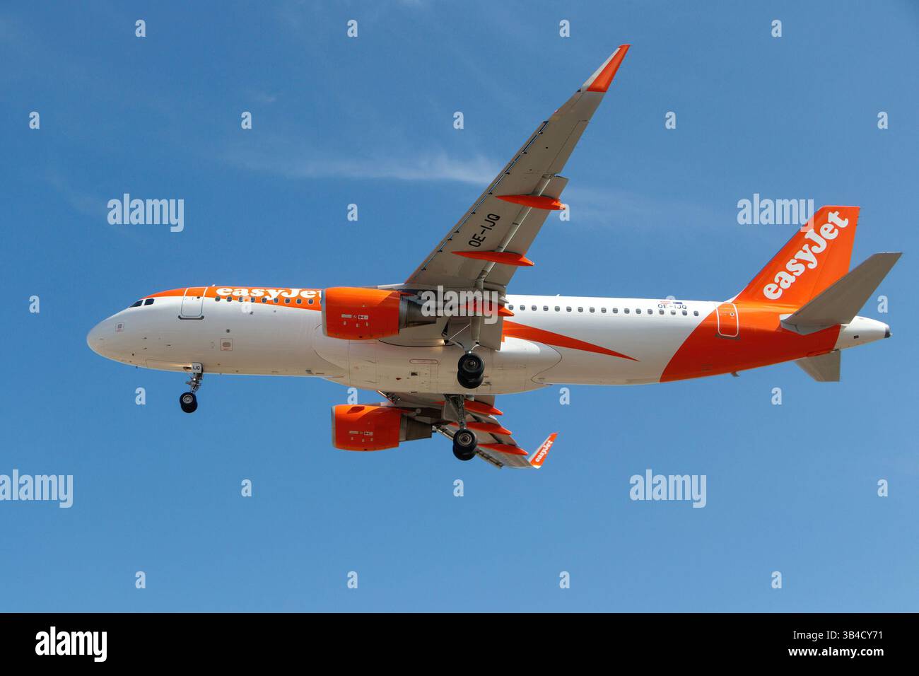 aerei jet easyjet 737 in arrivo a terra contro il cielo azzurro presso l'aeroporto di tenerife sur Foto Stock