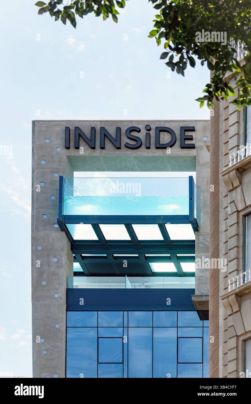 Hotel Innside a santa cruz de tenerife con piscina a sfioro trasparente per gli ospiti dell'hotel che nuotano sulla strada Foto Stock