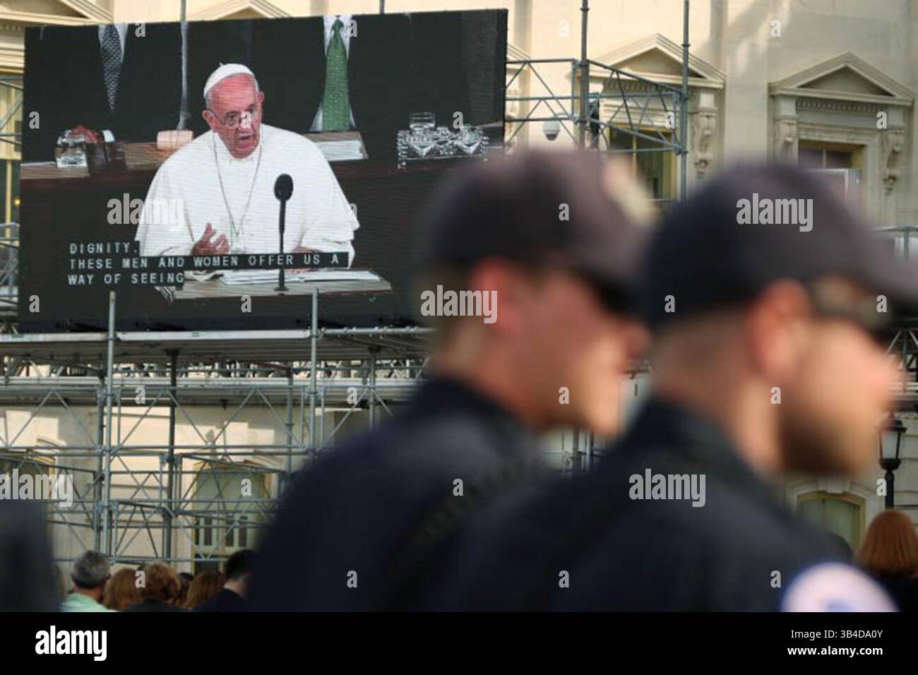 24 settembre 2015 - Washington, DC, USA - "è giunto il momento di azioni e strategie coraggiose, finalizzate all'attuazione di una "cultura della cura"", ha dichiarato Papa Francesco in un discorso storico, in cui ha parlato di deterioramento ambientale, presso il Campidoglio degli Stati Uniti a Washington, D.C., giovedì 24 settembre 2015. (Immagine di credito: © Cheryl Diaz Meyer/TNS tramite filo ZUMA) Foto Stock