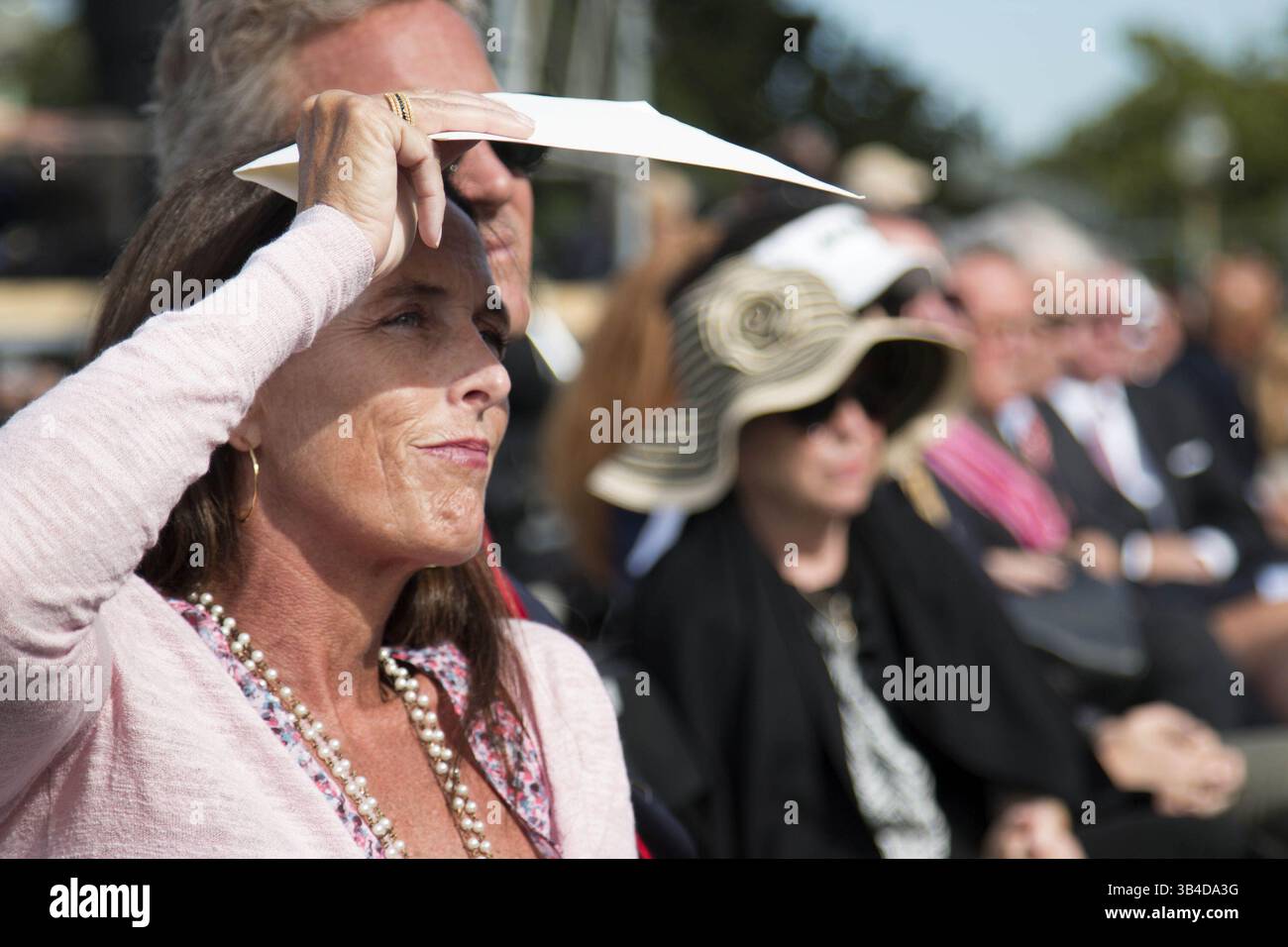 24 settembre 2015 - Washington, DC, USA - Kathy Hagerup ascolta Papa Francesco mentre si rivolge a migliaia di persone fuori dal Campidoglio degli Stati Uniti a Washington, D.C., giovedì 24 settembre 2015. "Il nostro mondo sta affrontando una crisi dei rifugiati di una portata che non si vede dalla seconda guerra mondiale. Questo ci pone di fronte a grandi sfide e a molte decisioni difficili", ha affermato in un discorso storico al Congresso. (Immagine di credito: © Cheryl Diaz Meyer/TNS tramite filo ZUMA) Foto Stock