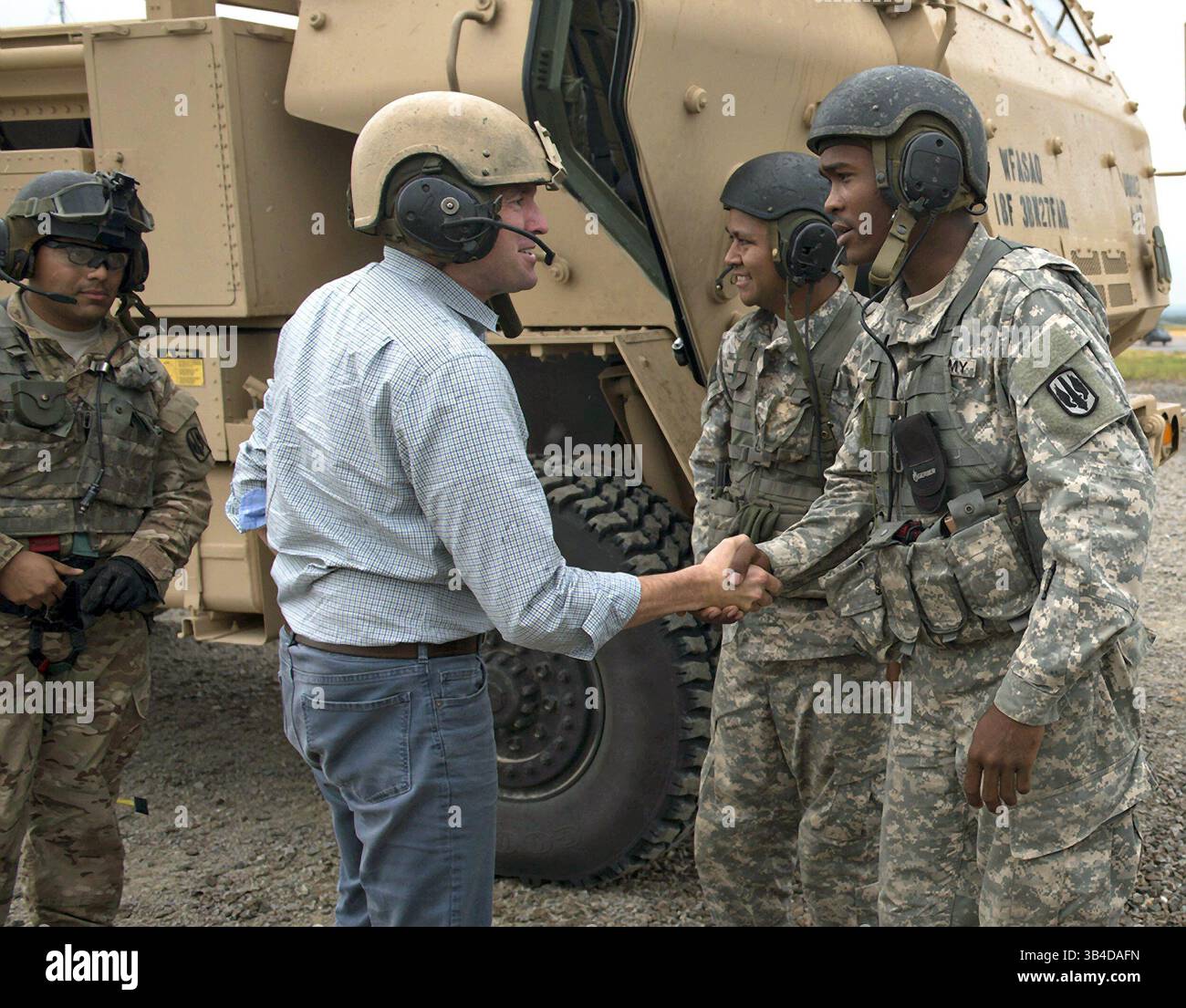 11 agosto 2015 - Fort Bragg, NC, Stati Uniti d'America - facente funzioni sotto Segretario dell'Esercito Eric Fanning ringrazia l'equipaggio di una 18th Field Artillery Brigade ad alta mobilità di un sistema di razzi d'artiglieria dopo aver partecipato ad un'esercitazione di fuoco vivo l'11 agosto 2015 a Fort Bragg, NC. Il presidente Obama, in una storica prima per il Pentagono, ha scelto di nominare Eric Fanning a capo dell'esercito, una mossa che lo renderebbe il primo segretario civile apertamente gay di uno dei servizi militari. (Immagine di credito: © Ssgt. Charles Crail/tramite filo ZUMA tramite filo ZUMA) Foto Stock