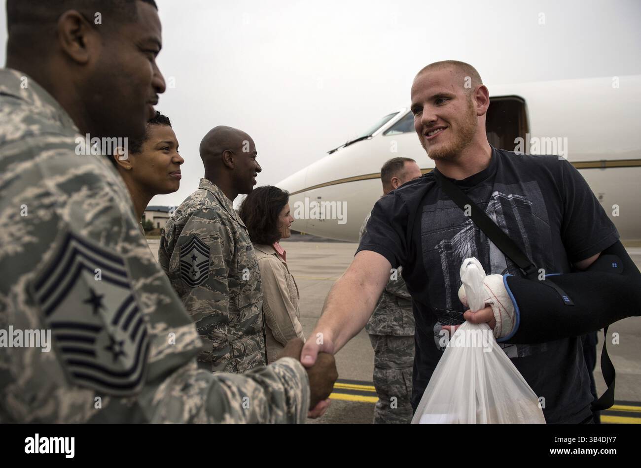 24 agosto 2015 - Ramstein, Germania - U.S. Airman 1st Class Spencer Stone è accolto dal Chief Master Sgt. Phillip Easton, 86th Airlift Wing Command Chief, dopo essere arrivato alla Ramstein Air base il 24 agosto 2015 a Ramstein, Germania. Stone insieme ad Anthony Sadler, Aleksander Skarlatos e Chris Norman si unirono per sottomettere un attacco terroristico da parte di un pistolero sul servizio ferroviario ad alta velocità Thalys. (Immagine di credito: © Ssgt. Sara Keller/Planet Pix tramite cavo ZUMA) Foto Stock
