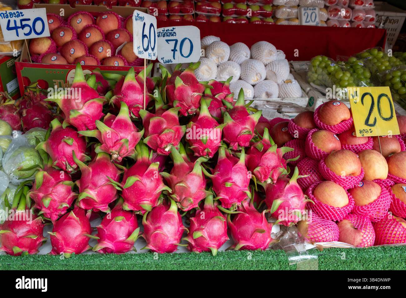 Un negozio che espone frutta del Divils in vendita in una delle bancarelle di frutta al mercato Muang mai a Chiang mai nel nord della Thailandia. Si dice che questo fr Foto Stock