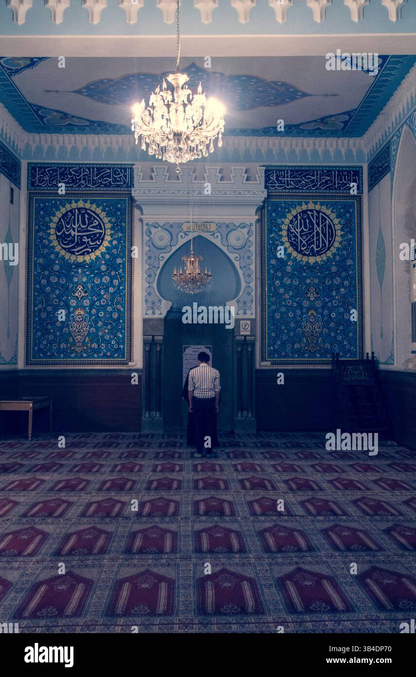 30 aprile 2014 - uomo che parla con un mullah in una moschea (immagine di credito: © Igor Golovniov via ZUMA Wire) Foto Stock