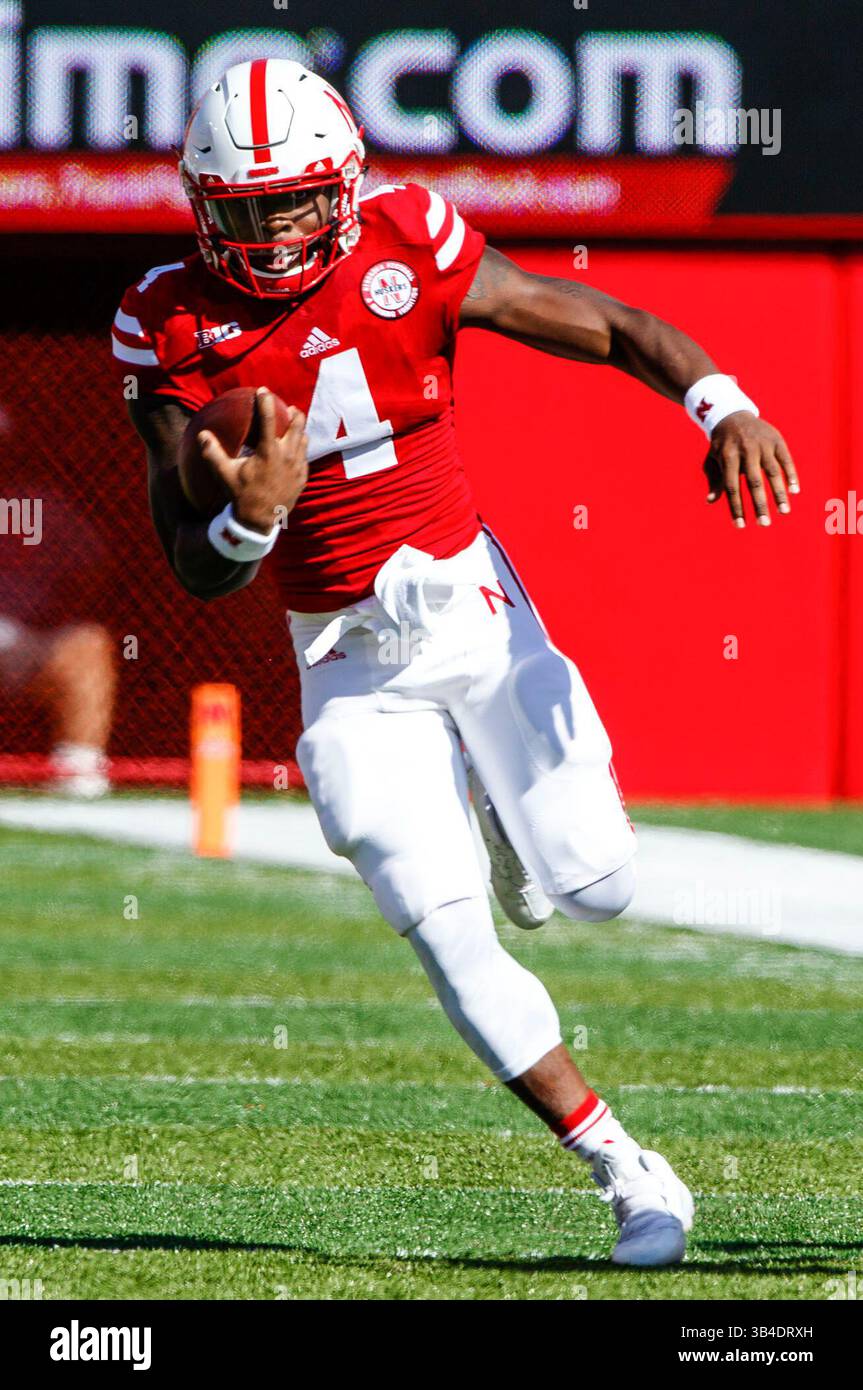 26 settembre 2015 - Lincoln, Nebraska. U.S. - Nebraska Cornhuskers quarterback Tommy Armstrong Jr. #4 in azione durante una partita di football della NCAA Division 1 tra i Southern Mississippi Golden Eagles e i Nebraska Cornhuskers al Memorial Stadium di Lincoln, Nebraska ha vinto 36-28.presenze: 89.899.Michael Spomer/Cal Sport Media.(Credit Image: © Michael Spomer/CSM via ZUMA Wire) Foto Stock