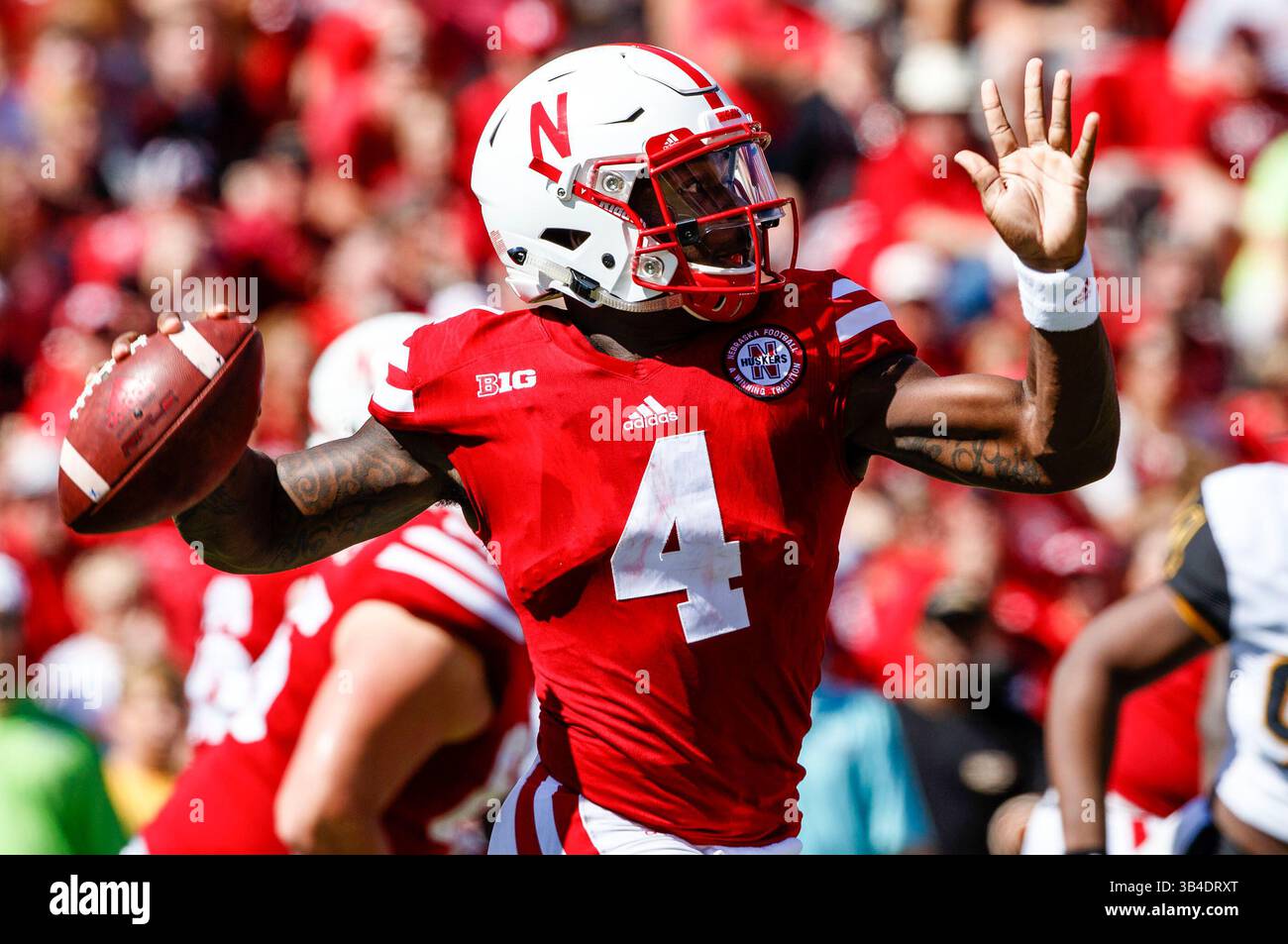26 settembre 2015 - Lincoln, Nebraska. U.S. - Nebraska Cornhuskers quarterback Tommy Armstrong Jr. #4 in azione durante una partita di football della NCAA Division 1 tra i Southern Mississippi Golden Eagles e i Nebraska Cornhuskers al Memorial Stadium di Lincoln, Nebraska ha vinto 36-28.presenze: 89.899.Michael Spomer/Cal Sport Media.(Credit Image: © Michael Spomer/CSM via ZUMA Wire) Foto Stock