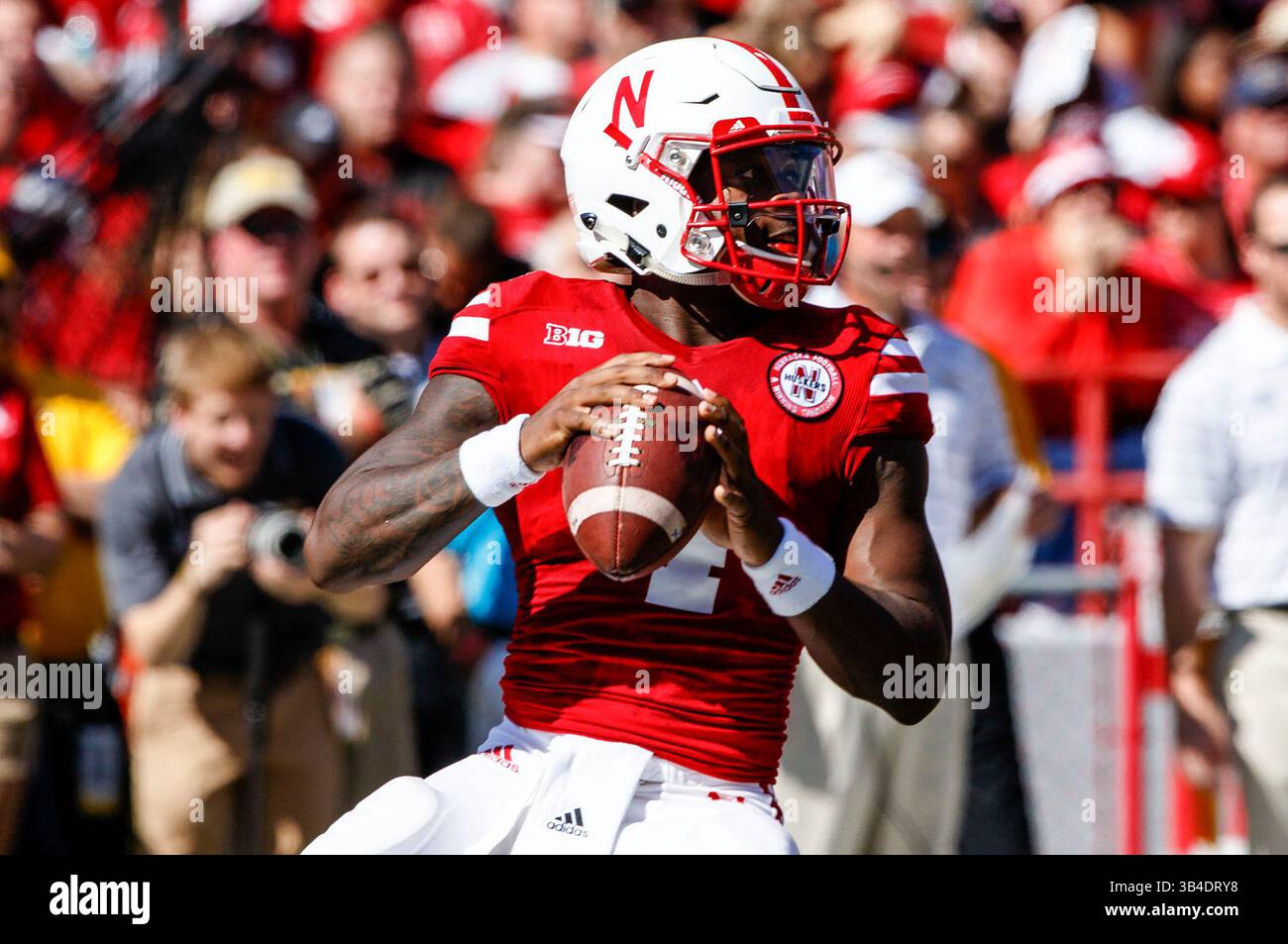26 settembre 2015 - Lincoln, Nebraska. U.S. - Nebraska Cornhuskers quarterback Tommy Armstrong Jr. #4 in azione durante una partita di football della NCAA Division 1 tra i Southern Mississippi Golden Eagles e i Nebraska Cornhuskers al Memorial Stadium di Lincoln, Nebraska ha vinto 36-28.presenze: 89.899.Michael Spomer/Cal Sport Media.(Credit Image: © Michael Spomer/CSM via ZUMA Wire) Foto Stock