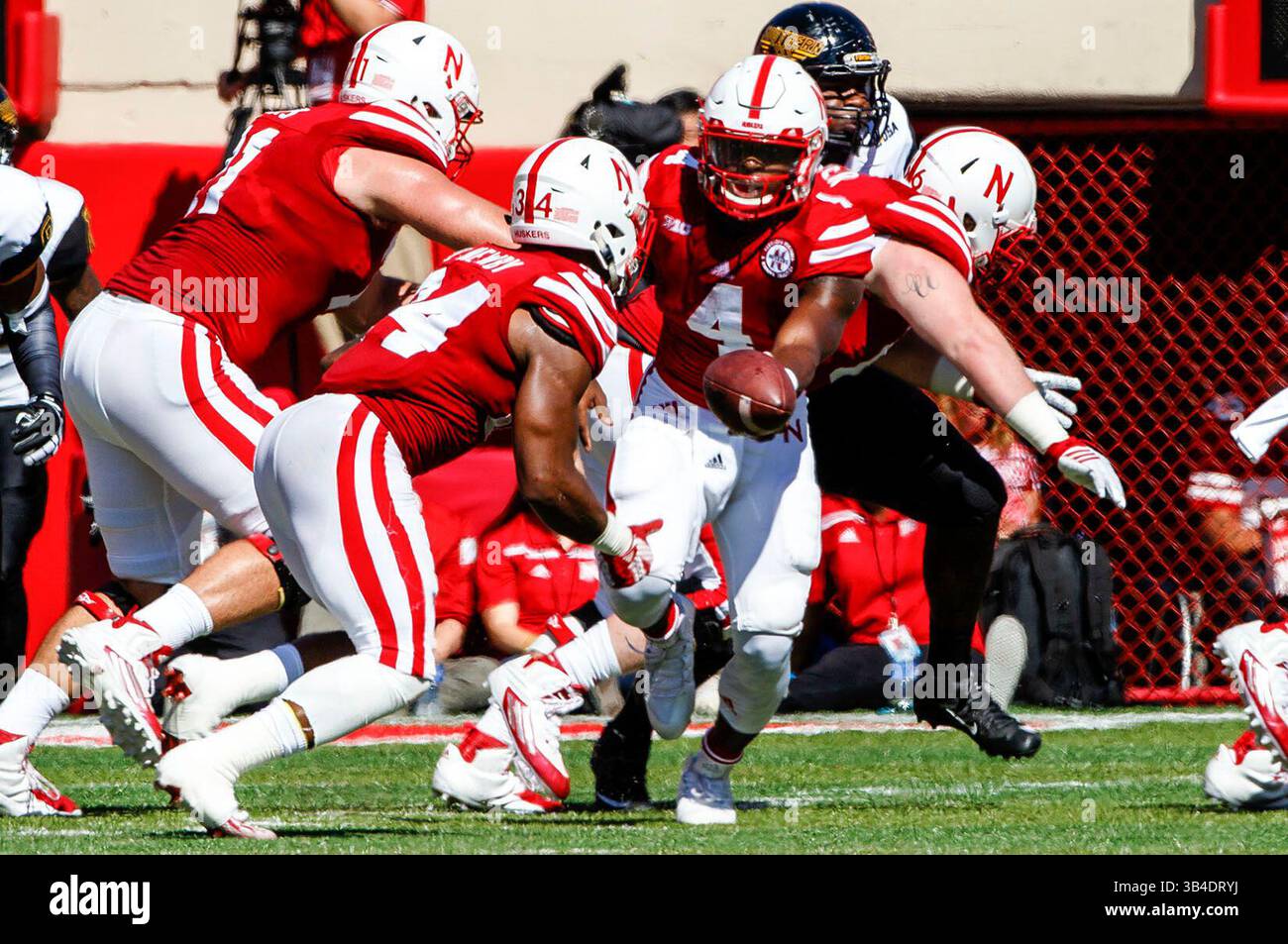 26 settembre 2015 - Lincoln, Nebraska. Stati Uniti - il quarterback dei Nebraska Cornhuskers Tommy Armstrong Jr. #4 passa al running back Terrell Newby #34 in azione durante una partita di football della NCAA Division 1 tra Southern Mississippi Golden Eagles e Nebraska Cornhuskers al Memorial Stadium di Lincoln, Nebraska ha vinto 36-28.presenze: 89.899.Michael Spomer/Cal Sport Media(Credit Image: © Michael Spomer/CSM via ZUMA Wire) Foto Stock