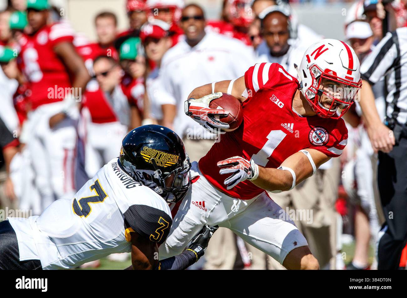 26 settembre 2015 - Lincoln, Nebraska. Stati Uniti - il wide receiver Jordan Westerkamp #1 del Nebraska Cornhuskers tenta di allontanarsi dal defensive back Cornell Armstrong #3 della Southern Miss Golden Eagles dopo la sua ricezione in azione durante una partita di football della NCAA Division 1 tra i Southern Mississippi Golden Eagles e i Nebraska Cornhuskers al Memorial Stadium di Lincoln, Nebraska ha vinto 36-28.presenze: 89.899.Michael Spomer/Cal Sport Media.(Credit Image: © Michael Spomer/CSM Wire) Foto Stock