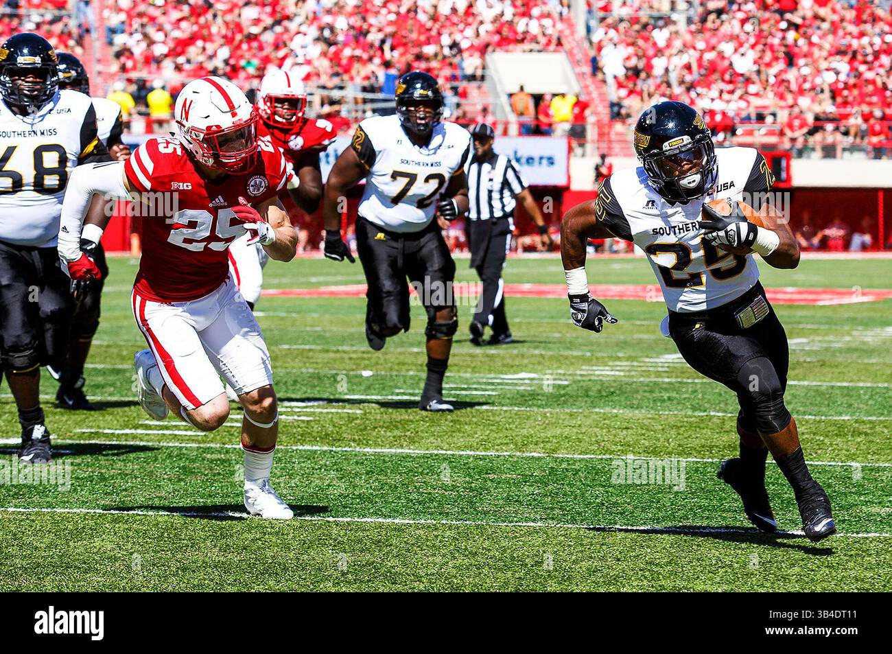 26 settembre 2015 - Lincoln, Nebraska. Stati Uniti - Southern Miss Golden Eagle Ito Smith #25 tentativi di evitare la sarebbe stata l'placcatore Nebraska Cornhuskers safety Nate Gerry #25 in azione durante una partita di football NCAA Division 1 tra Southern Mississippi Golden Eagles e Nebraska Cornhuskers al Memorial Stadium di Lincoln, Nebraska ha vinto 36-28.presenze: 89.899.Michael Spomer/Cal Sport Media.(Credit Image: © Michael Spomer/CSM via ZUMA Wire) Foto Stock