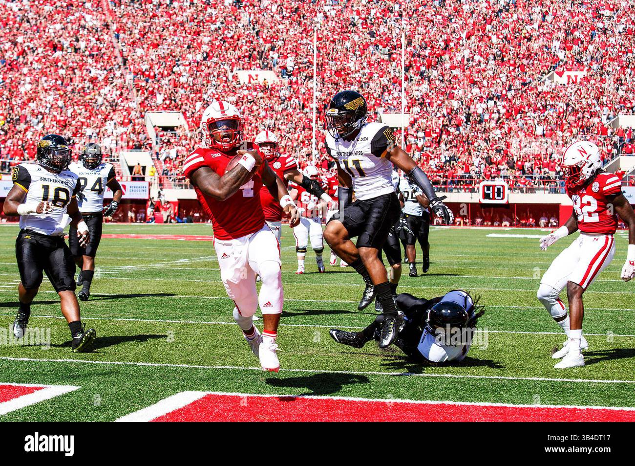 26 settembre 2015 - Lincoln, Nebraska. Stati Uniti - il quarterback dei Nebraska Cornhuskers Tommy Armstrong Jr. #4 attraversa la linea della porta nel quarto periodo per un touchdown su corsa da 16 yard in azione durante una partita di football della NCAA Division 1 tra i Southern Mississippi Golden Eagles e i Nebraska Cornhuskers al Memorial Stadium di Lincoln, Nebraska...presenze: .Nebraska ha vinto 36-28.presenza: 89.899.Michael Spomer/Cal Sport Media.(Credit Image: © Michael Spomer/CSM) Foto Stock