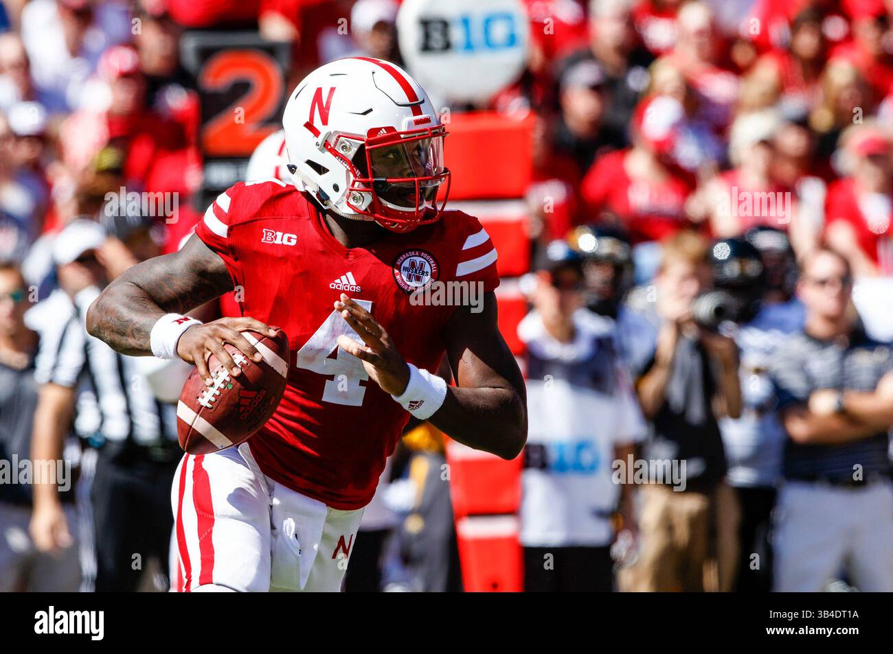 26 settembre 2015 - Lincoln, Nebraska. U.S. - Nebraska Cornhuskers quarterback Tommy Armstrong Jr. #4 in azione durante una partita di football della NCAA Division 1 tra i Southern Mississippi Golden Eagles e i Nebraska Cornhuskers al Memorial Stadium di Lincoln, Nebraska ha vinto 36-28.presenze: 89.899.Michael Spomer/Cal Sport Media.(Credit Image: © Michael Spomer/CSM via ZUMA Wire) Foto Stock