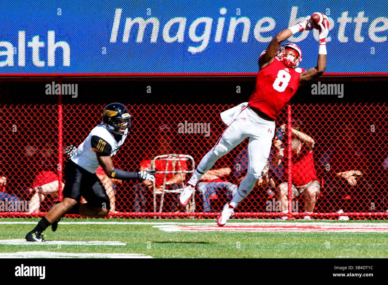 26 settembre 2015 - Lincoln, Nebraska. Stati Uniti - il wide receiver dei Nebraska Cornhuskers Stanley Morgan Jr. #8 salta per una presa vicino alla end zone in azione durante una partita di football della NCAA Division 1 tra i Southern Mississippi Golden Eagles e i Nebraska Cornhuskers al Memorial Stadium di Lincoln, Nebraska ha vinto 36-28.presenze: 89.899.Michael Spomer/Cal Sport Media.(Credit Image: © Michael Spomer/CSM via ZUMA Wire) Foto Stock