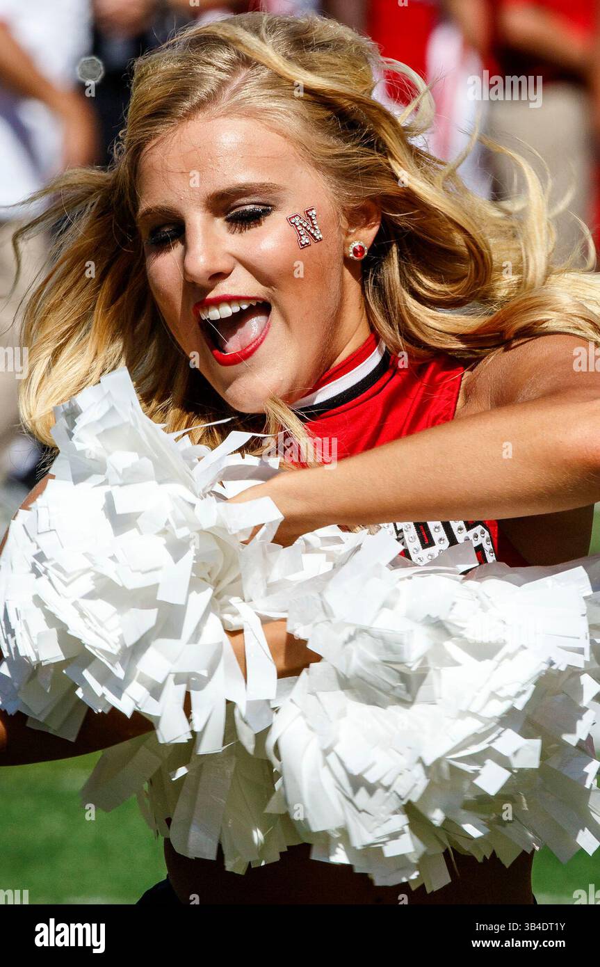 26 settembre 2015 - Lincoln, Nebraska. Stati Uniti - membro della squadra di ballo dei Nebraska Cornhuskers in azione durante una partita di football della NCAA Division 1 tra i Southern Mississippi Golden Eagles e i Nebraska Cornhuskers al Memorial Stadium di Lincoln, Nebraska ha vinto 36-28.presenze: 89.899.Michael Spomer/Cal Sport Media. (Immagine di credito: © Michael Spomer/CSM via ZUMA Wire) Foto Stock